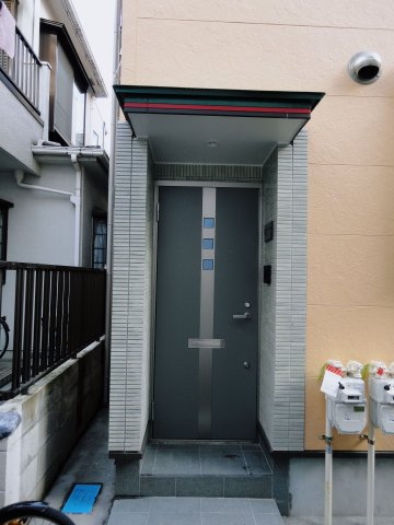 台東区谷中２丁目のアパートの玄関