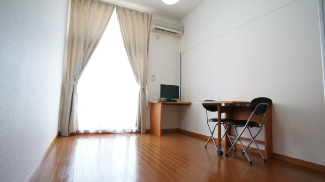 レオパレス登美丘の居間・リビング|ワイドな窓にて明るいお部屋