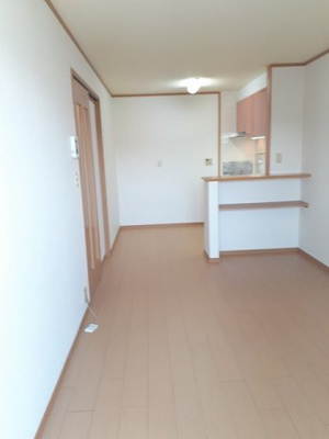 【居間・リビング】 | ポルトラーノⅢ | こちらのリビングで趣味の時間をお楽しみください