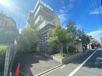 【外観】 | ロイヤルシーズン新宿柏木 | 新宿駅も徒歩12分　都会の喧騒を忘れさせる緑の多い物件