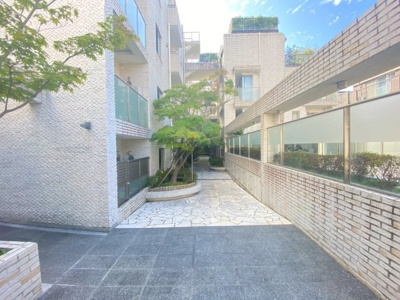 【その他共用部分】 | ロイヤルシーズン新宿柏木 | 共有部分に植栽が並び、都会とは思えない雰囲気