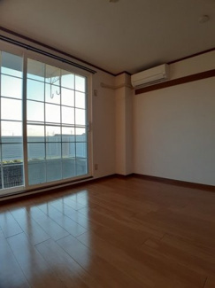 【居間・リビング】 | コモド・カーサたなかⅡ | ゆったり過ごせる居間です