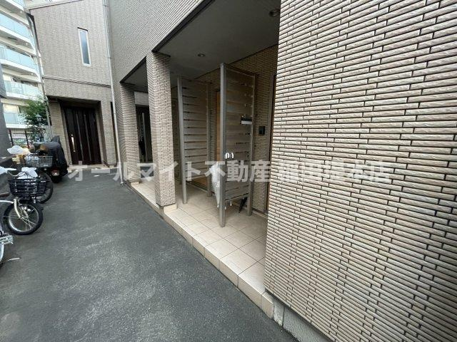 府中市白糸台６丁目のアパートのエントランス