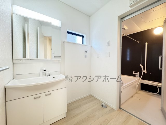 飯能市双柳・全14棟　新築一戸建　4号棟　～駐車2台可～の独立洗面台