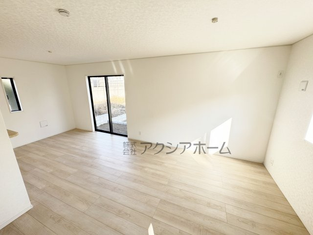 飯能市双柳・全14棟　新築一戸建　4号棟　～駐車2台可～の居間・リビング