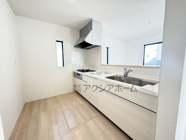 飯能市双柳・全14棟　新築一戸建　4号棟　～駐車2台可～のキッチン|オープンエアなカウンタータイプの対面キッチン