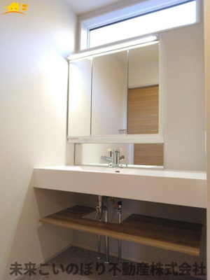 【独立洗面台】 | Blooming Garden蓮田市西新宿3丁目 | 鏡の裏は収納になっています。
スッキリ収納ができます！