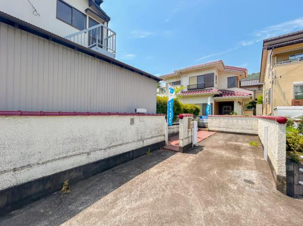 沼津市下香貫八重の中古一戸建の前面道路含む現地写真