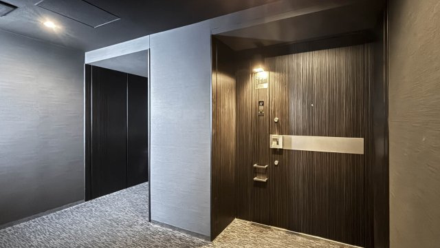 ヴィークコート市ヶ谷加賀町の玄関