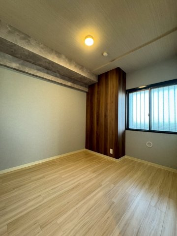オークヒルズ香里弐番館の洋室|窓付きの洋室で陽当り良好です。