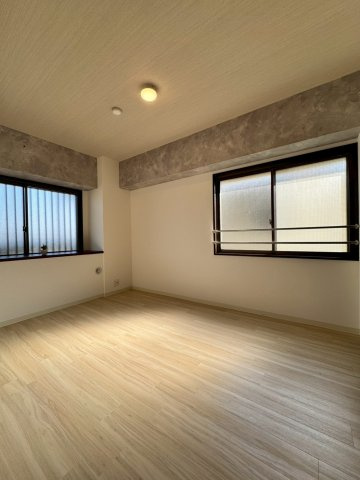 オークヒルズ香里弐番館の洋室|二面採光になっており嬉しいポイントです。