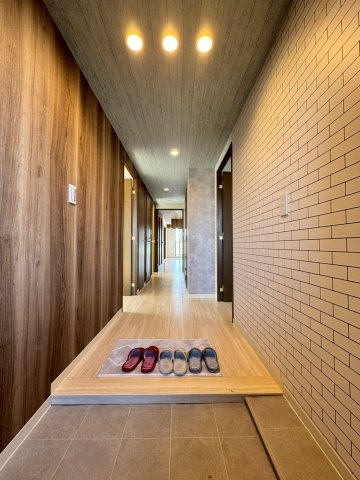 オークヒルズ香里弐番館の玄関|お好みのシューズボックスやシューズラックも置いていただけます。