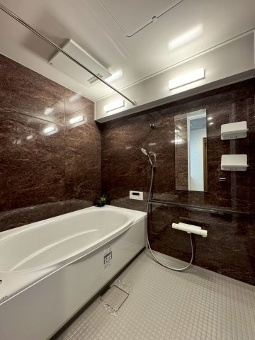 オークヒルズ香里弐番館の浴室|足を伸ばしてゆったりくつろげるスペースのあるお風呂になっています。