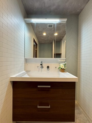 オークヒルズ香里弐番館の独立洗面台|三面鏡付きの洗面台で便利です。