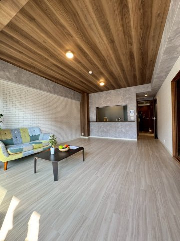 オークヒルズ香里弐番館の居間・リビング|天井のクロスもお洒落なデザインとなっております。