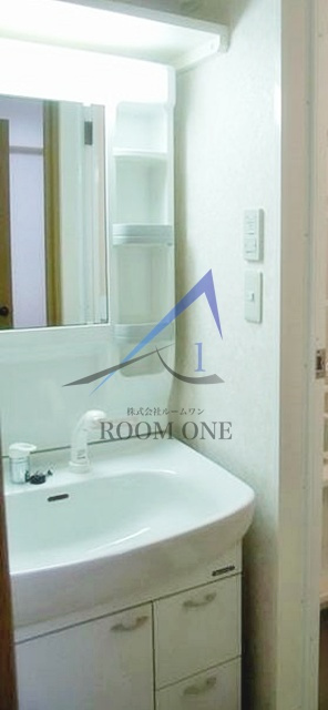 市両マンションの洗面所|独立洗面台です。