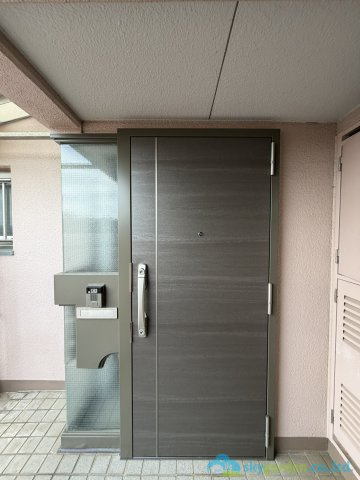 ベルブリーズ森の里４号棟の玄関
