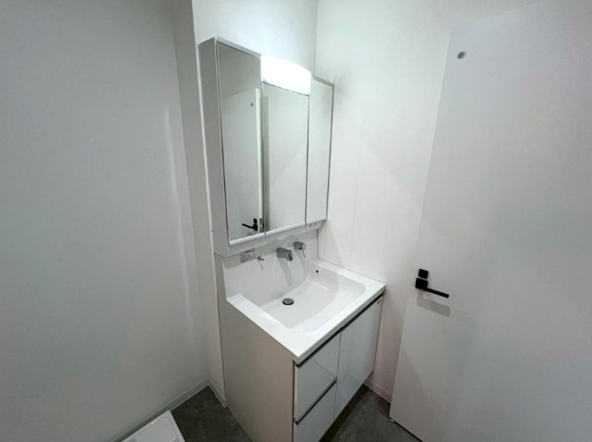 【独立洗面台】 | 便利なシャワー付き洗面台。