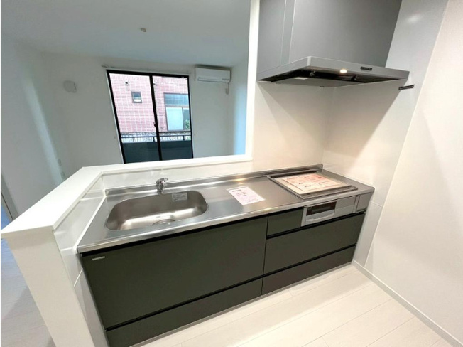 【キッチン】 | IH3口コンロ完備。