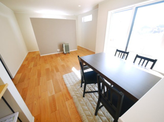 【居間・リビング】 | 東金市田間  新築戸建  | 令和7年10月築 オール電化 太陽光発電システム 蓄電池  リビング約18.2帖  3台可 上下水 