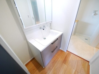 【独立洗面台】 | 東金市田間  新築戸建  | 令和7年10月築 オール電化 太陽光発電システム 蓄電池  リビング約18.2帖  3台可 上下水 