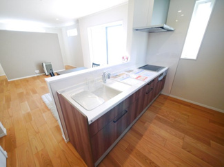 【キッチン】 | 東金市田間  新築戸建  | 令和7年10月築 オール電化 太陽光発電システム 蓄電池  リビング約18.2帖  3台可 上下水 