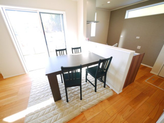 【居間・リビング】 | 東金市田間  新築戸建  | 令和7年10月築 オール電化 太陽光発電システム 蓄電池  リビング約18.2帖  3台可 上下水 