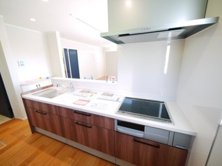 【キッチン】 | 東金市田間  新築戸建  | 令和7年10月築 オール電化 太陽光発電システム 蓄電池  リビング約18.2帖  3台可 上下水 