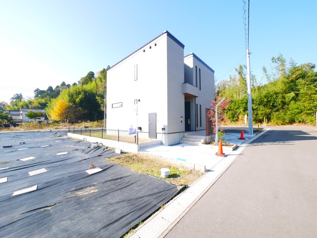 東金市田間  新築戸建 の前面道路含む現地写真|令和7年10月築 オール電化 太陽光発電システム 蓄電池  リビング約18.2帖  3台可 上下水 