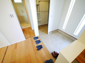 【玄関】 | 東金市田間  新築戸建  | 令和7年10月築 オール電化 太陽光発電システム 蓄電池  リビング約18.2帖  3台可 上下水 