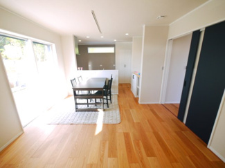 【居間・リビング】 | 東金市田間  新築戸建  | 令和7年10月築 オール電化 太陽光発電システム 蓄電池  リビング約18.2帖  3台可 上下水 