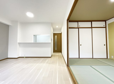 【居間・リビング】 | ルネ宇治・南陵町南 | ＬＤＫと和室の扉を開放すれば、約20帖の広々とした空間に。