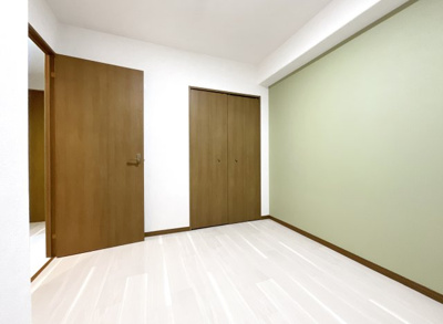 【洋室】 | ルネ宇治・南陵町南 | 【洋室4.6帖】収納は、どのお部屋にもしっかり完備されていますので安心です。