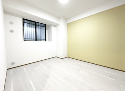 【洋室】 | ルネ宇治・南陵町南 | 【洋室5.4帖】クロスの貼替えは、明るく爽やかなイメージになるカラーをアクセント色にしています。