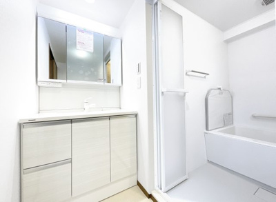 【独立洗面台】 | ルネ宇治・南陵町南 | 洗面化粧台はワイドタイプで収納たっぷり。三面鏡の裏側も収納になっているので、小物がスッキリ片づけられます。