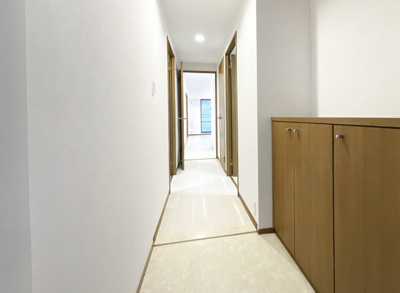 【玄関】 | ルネ宇治・南陵町南 | 玄関にはシューズボックスがあります。ご家族の靴が沢山収納できて玄関はいつでも整理整頓出来ます。