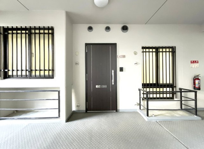 【玄関】 | ルネ宇治・南陵町南 | 玄関前の共有スペースは広くて助かります。エアコンも各部屋に設置できるので、最近の暑すぎる夏でも対応出来ます。