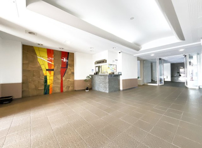 【エントランス】 | ルネ宇治・南陵町南 | いつも綺麗に清掃されたエントランスで、毎日の生活が気持ちよく送れます。内覧のご予約はどうぞお早めに（＾◇＾）