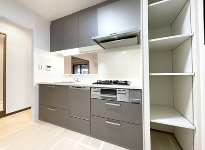 【キッチン】 | ルネ宇治・南陵町南 | 【対面キッチン】対面が嬉しいキッチンスペースには、便利な棚もあり収納便利です。