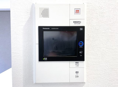 【防犯設備】 | ルネ宇治・南陵町南 | 【TVモニタ付インターホン】ホームセキュリティとして非常・火災・ガス漏れ警報機付きのインターホンを設置しています。