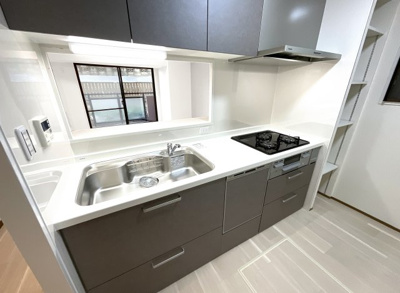 【キッチン】 | ルネ宇治・南陵町南 | 対面キッチンでご家族の様子を見ながら食事の支度が出来ますね。収納たっぷりのシステムキッチンは嬉しい食器洗浄乾燥機付きです。