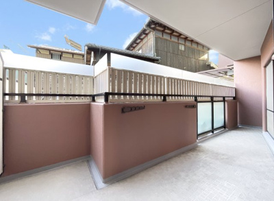 【バルコニー】 | ルネ宇治・南陵町南 | ワイドなバルコニーですので、洗濯物を干す時もストレスを感じません。