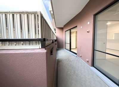 【バルコニー】 | ルネ宇治・南陵町南 | ＬＤＫと和室の2ＷＡＹバルコニーは、目隠しもしっかりされているのでプライベートも安心です。