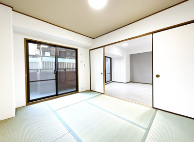 【和室】 | ルネ宇治・南陵町南 | 【和室6帖】バルコニーに面している和室で、明るく風通しのよい室内です。畳も表替えしているので気にせず寝転んだりが出来ますね。