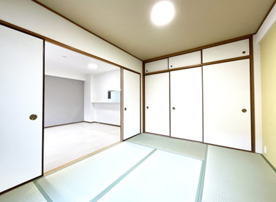 【和室】 | ルネ宇治・南陵町南 | 【和室6帖】押入れも大容量で助かります。襖も全て貼替えています。