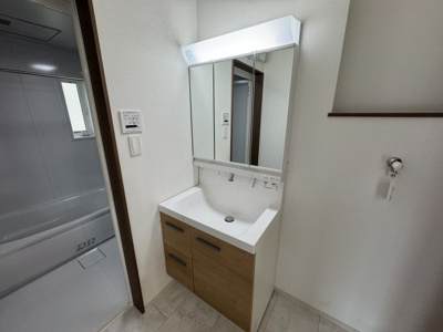 【独立洗面台】 | うるま市前原（全4棟）３号棟 | 3号棟　三面鏡付き洗髪洗面化粧台♪