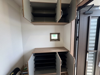 【玄関】 | うるま市前原（全4棟）３号棟 | 3号棟　十分な収納付き玄関♪