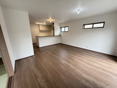 【居間・リビング】 | うるま市前原（全4棟）３号棟 | 3号棟　LDK18帖♪リビング収納付き♪