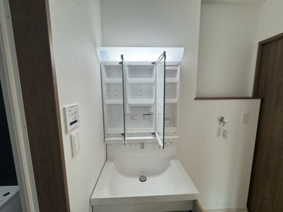 【独立洗面台】 | うるま市前原（全4棟）３号棟 | 3号棟　三面鏡付き洗髪洗面化粧台♪