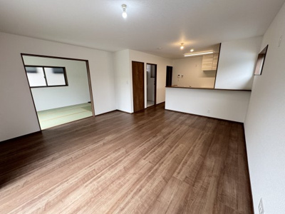 【居間・リビング】 | うるま市前原（全4棟）３号棟 | 3号棟　LDK18帖♪リビング収納付き♪